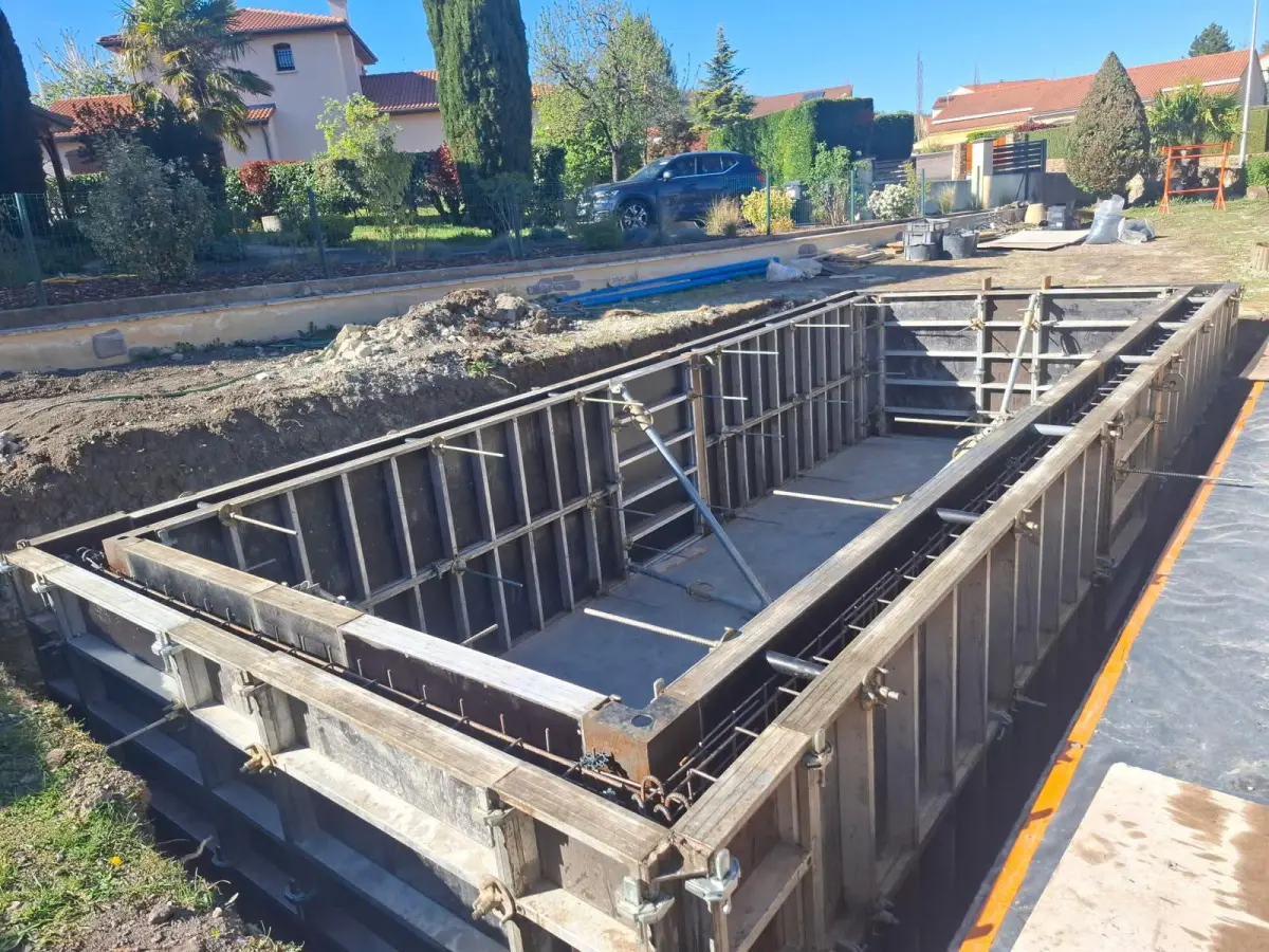 Piscine béton 7,5 x 2,9 à Cébazat