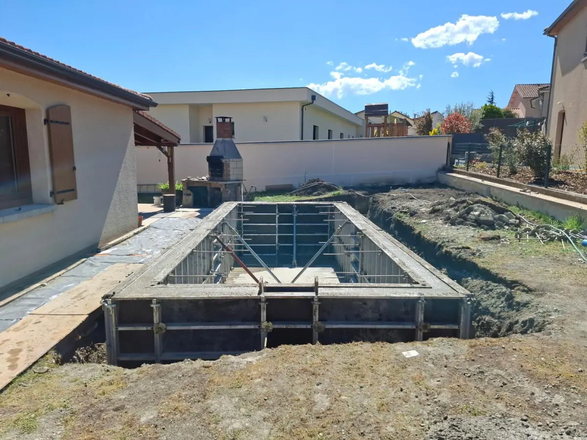 Piscine béton 7,5 x 2,9 à Cébazat