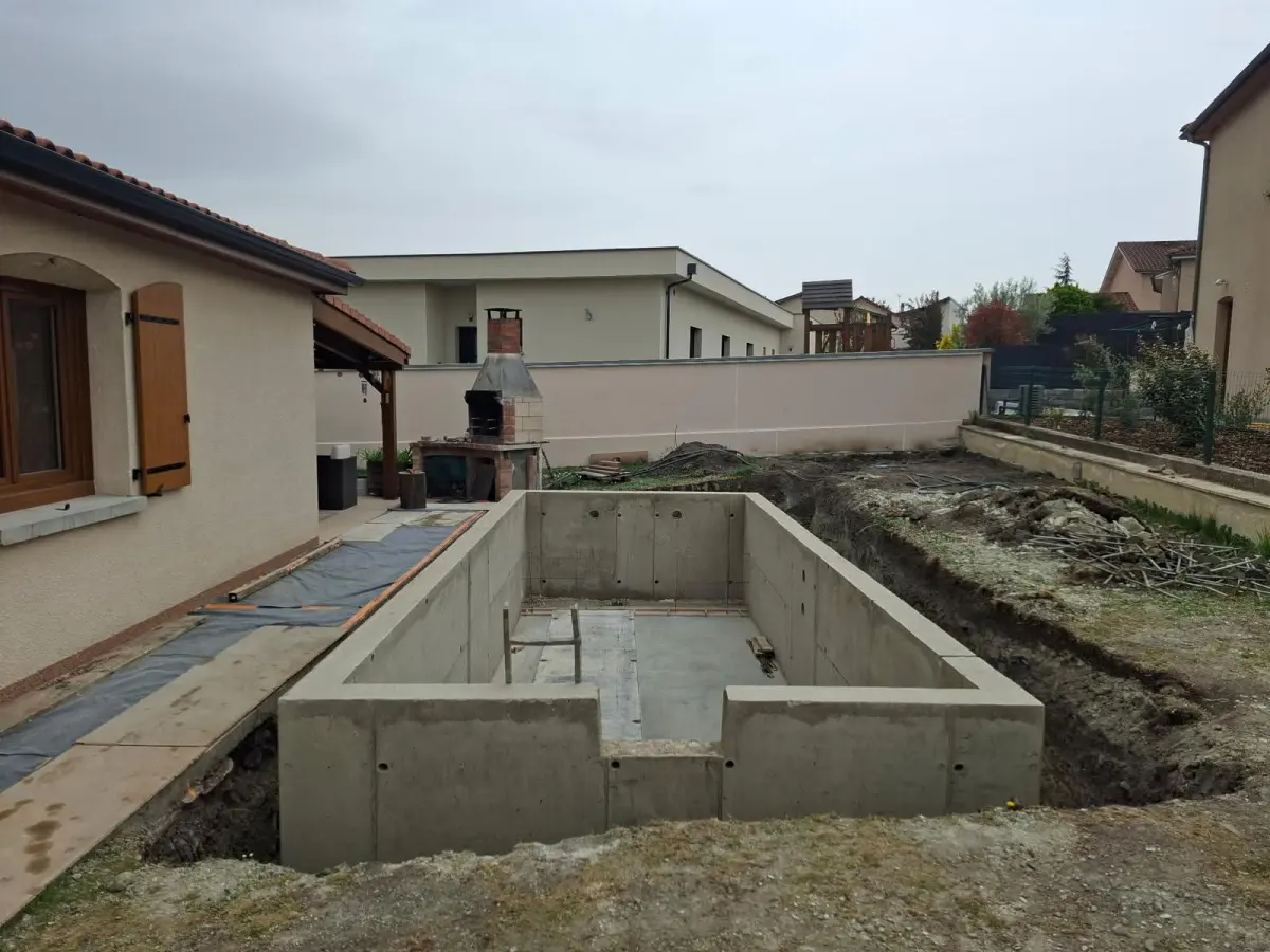 Piscine béton 7,5 x 2,9 à Cébazat
