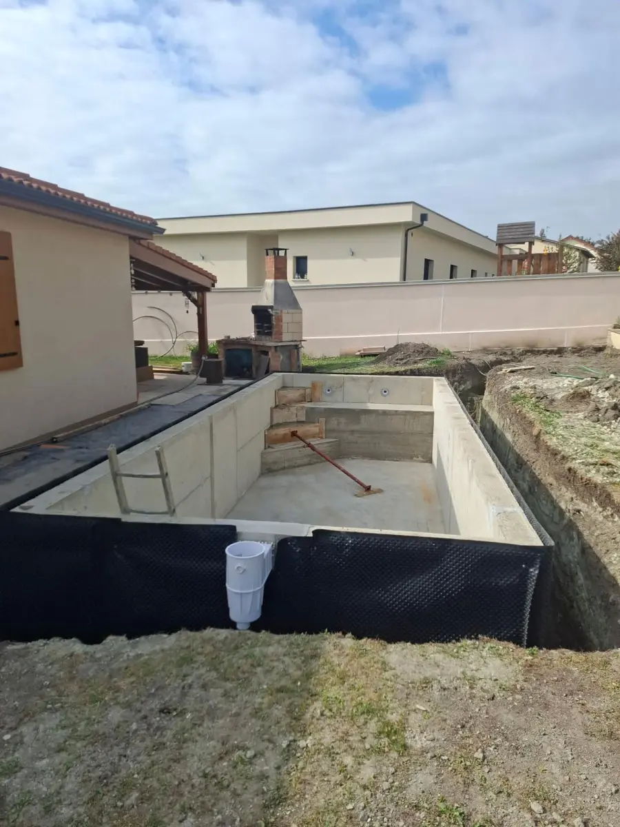 Piscine béton 7,5 x 2,9 à Cébazat